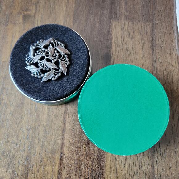 VTG 1973 Amway Pewter Holly Leaves & Berries Round Pin Brooch Original Box USA - Picture 2 of 5